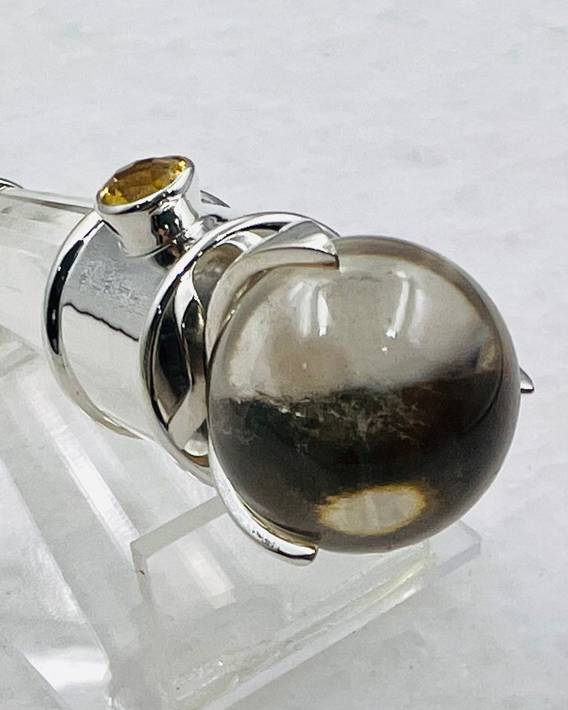 Baguette Vogel en cristal de citrine sertie d'or 18 carats et ornée de 3 sphères en forme de V