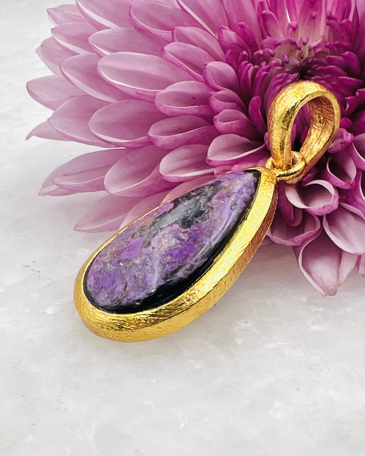 Sugilith in .750 1-1,5 Mikron Goldplattierung über .925 Silber mit Hakenfassung