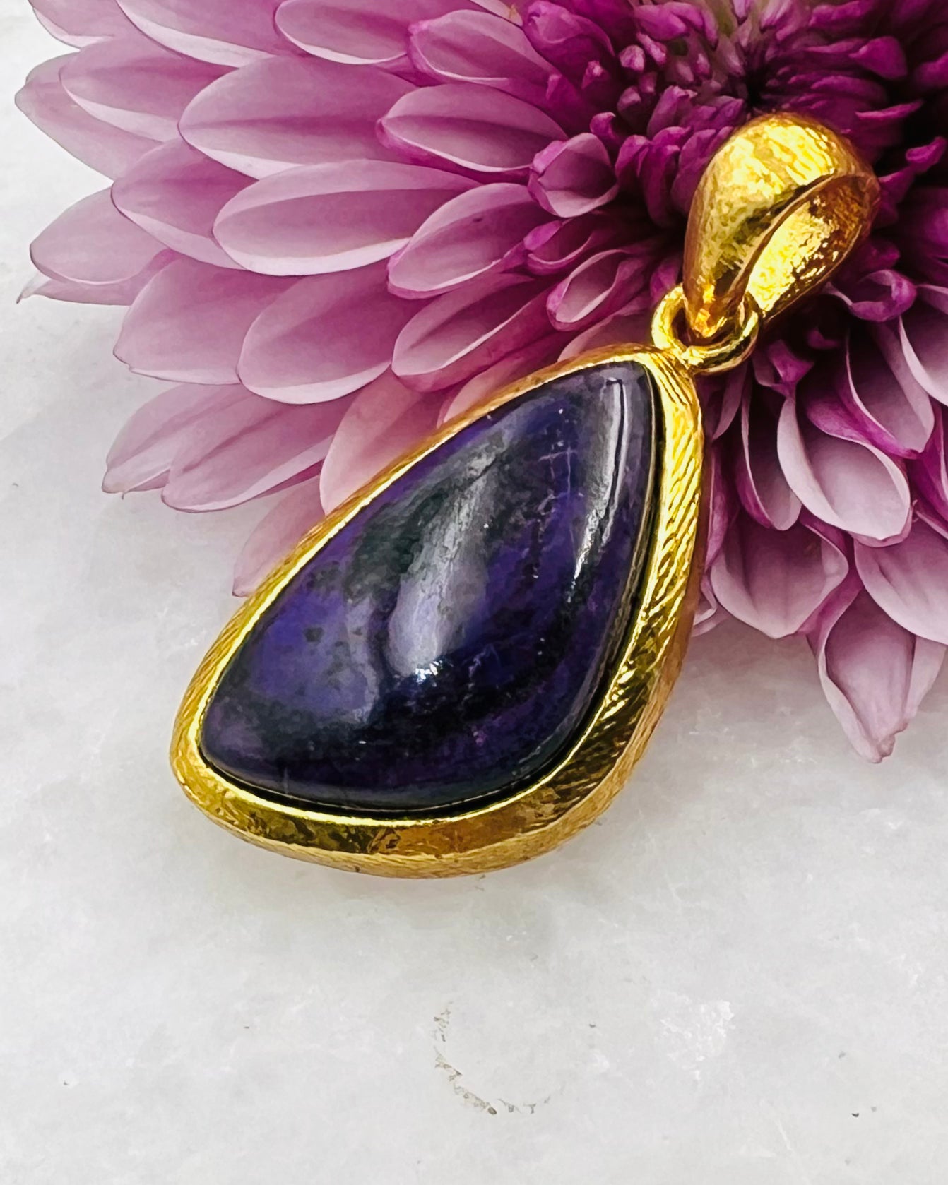 Sugilite en argent 925 plaqué or 1-1,5 micron sur 0,750 avec sertissage à crochet