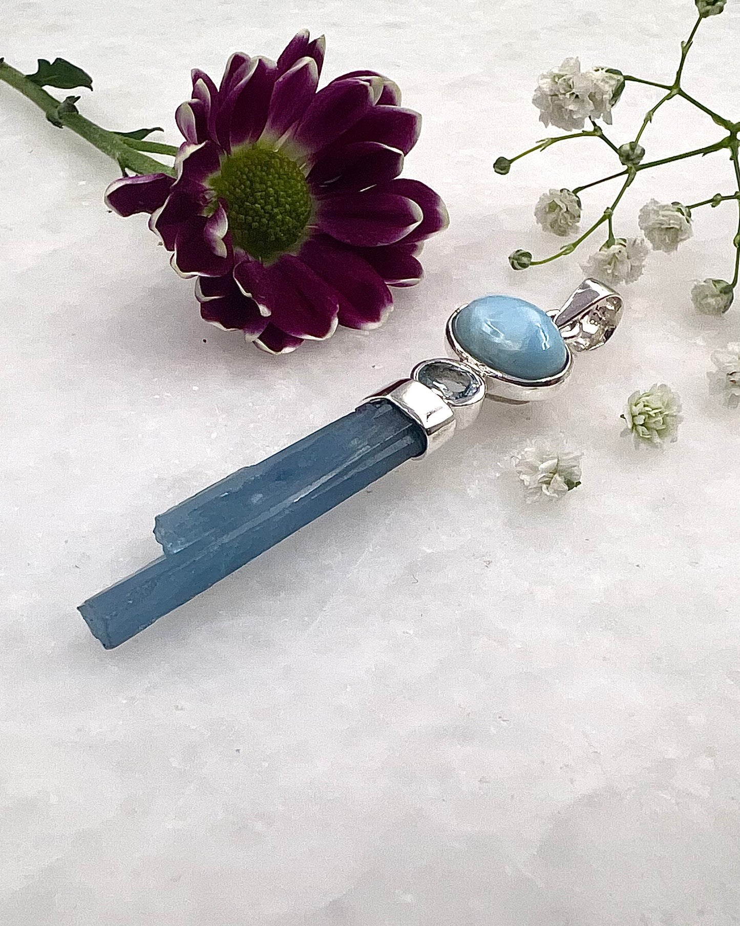 Cristal d'aigue-marine bleu foncé naturel du sud de l'Inde avec accent de larimar et d'aigue-marine à facettes en combinaison