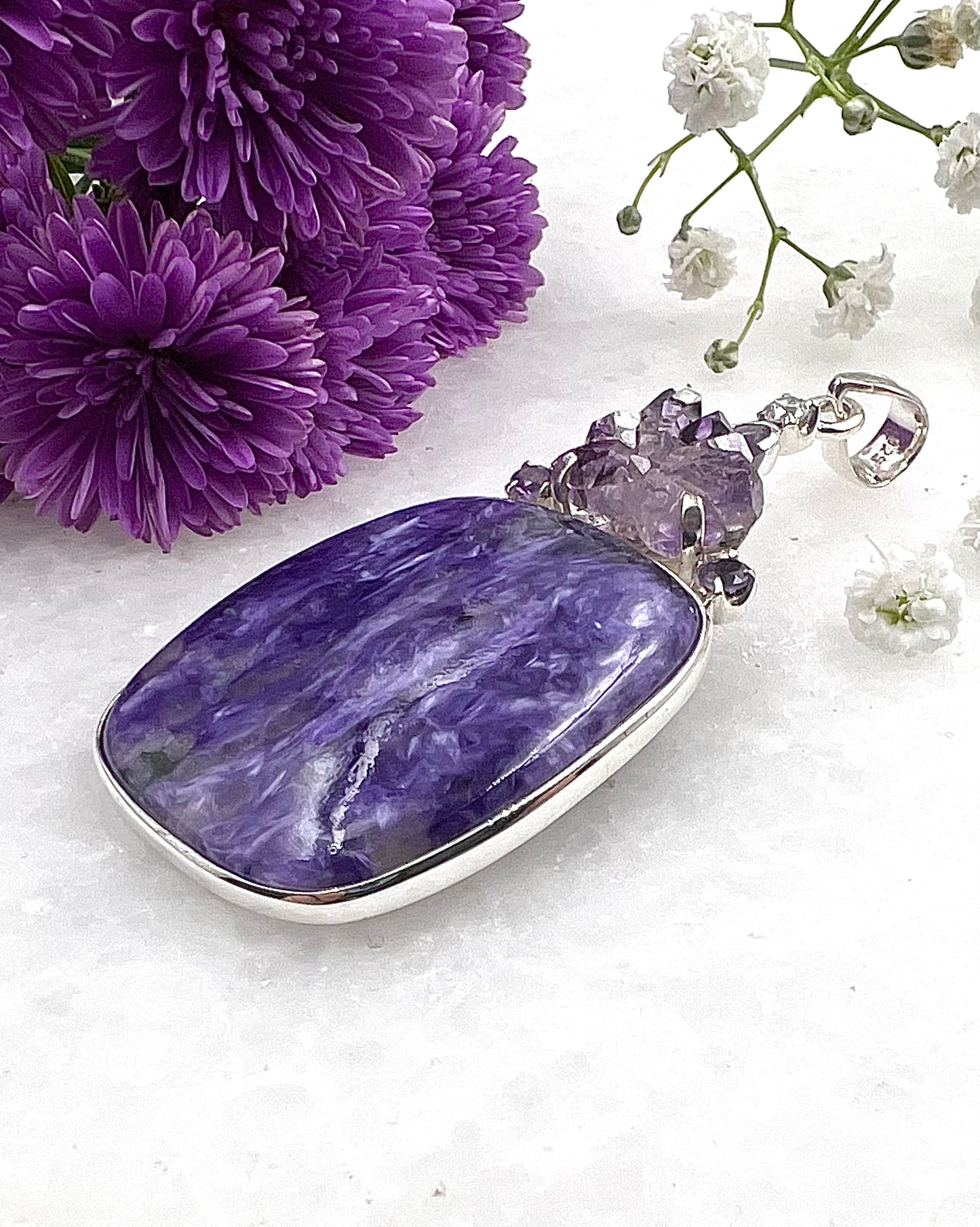 Natürliche Amethystblume mit Chariote-, Amethyst- und CZ-Akzenten als Kombination