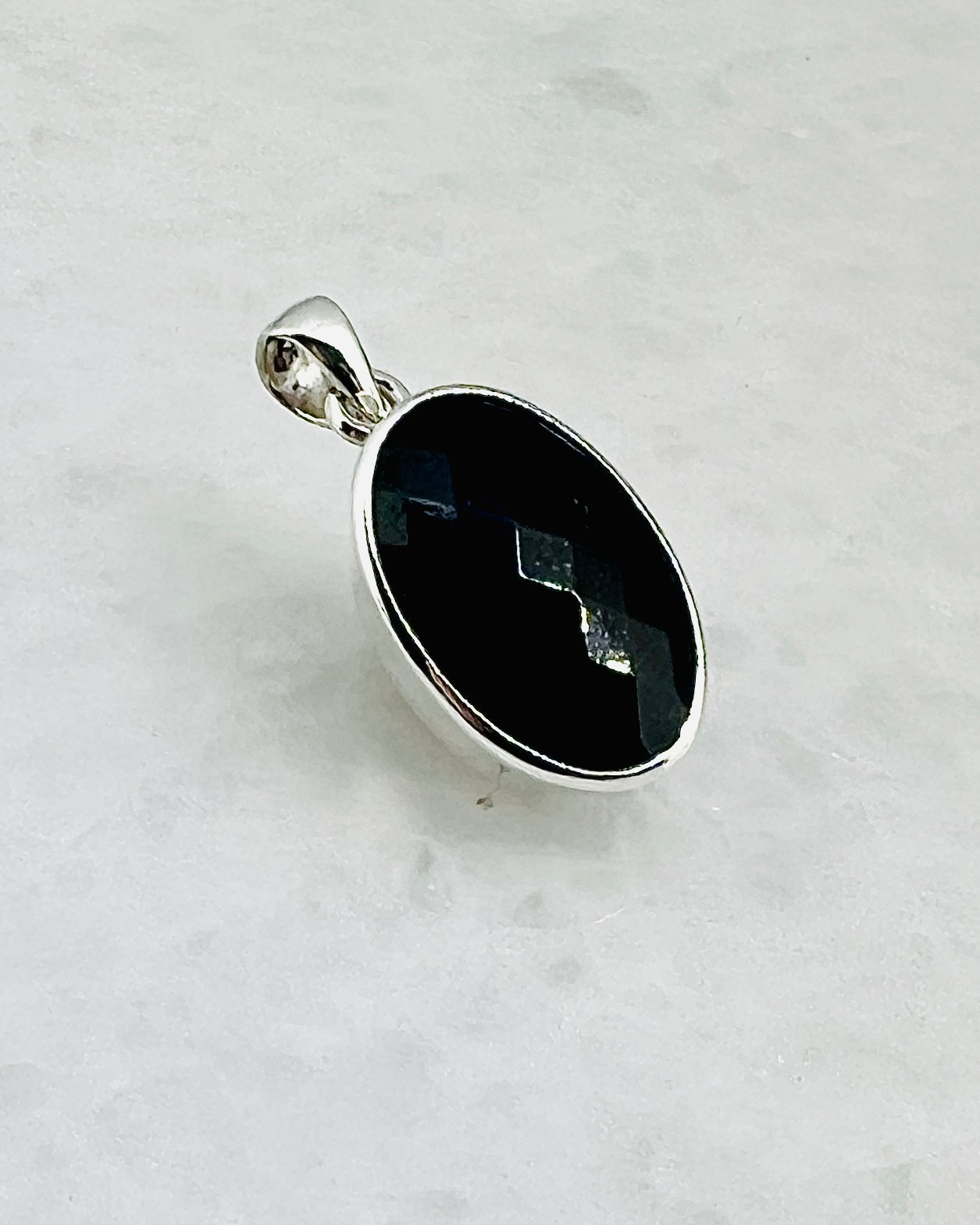 Top Facetted Black Turmaline in .925 Silver Setting