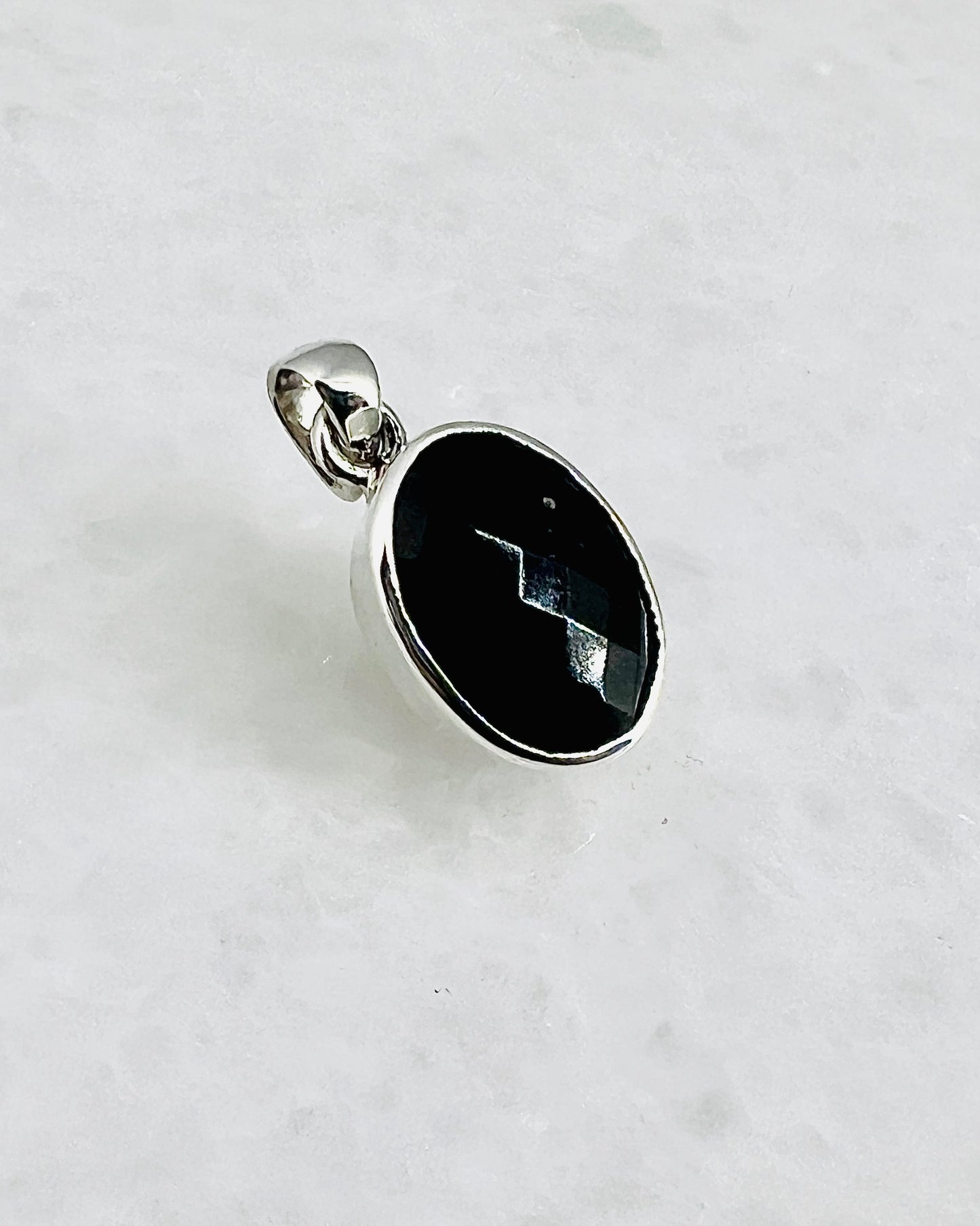 Top Facetted Black Turmaline in .925 Silver Setting