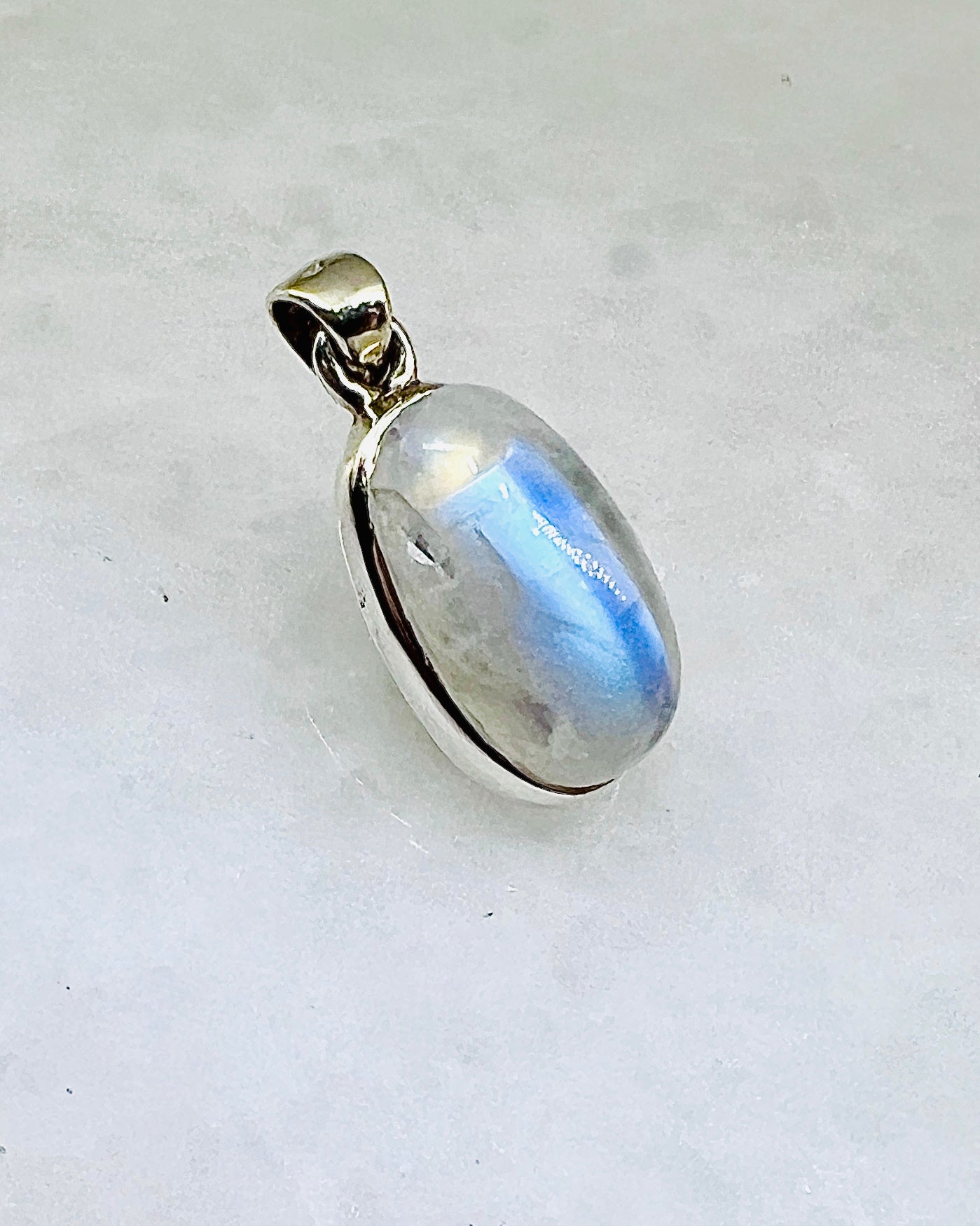 Rainbow Moonstone in 0.925 Silver