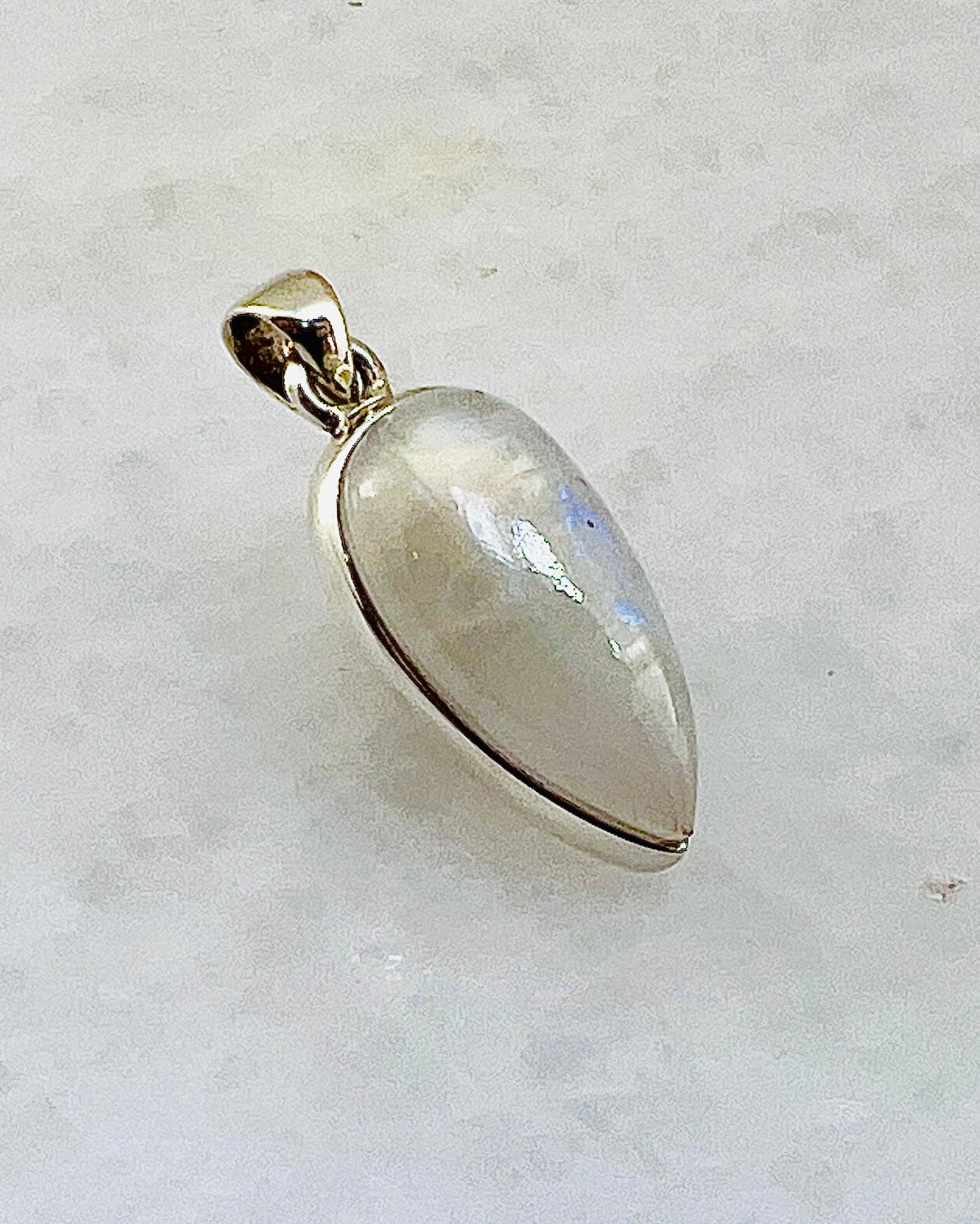 Rainbow Moonstone in 0.925 Silver