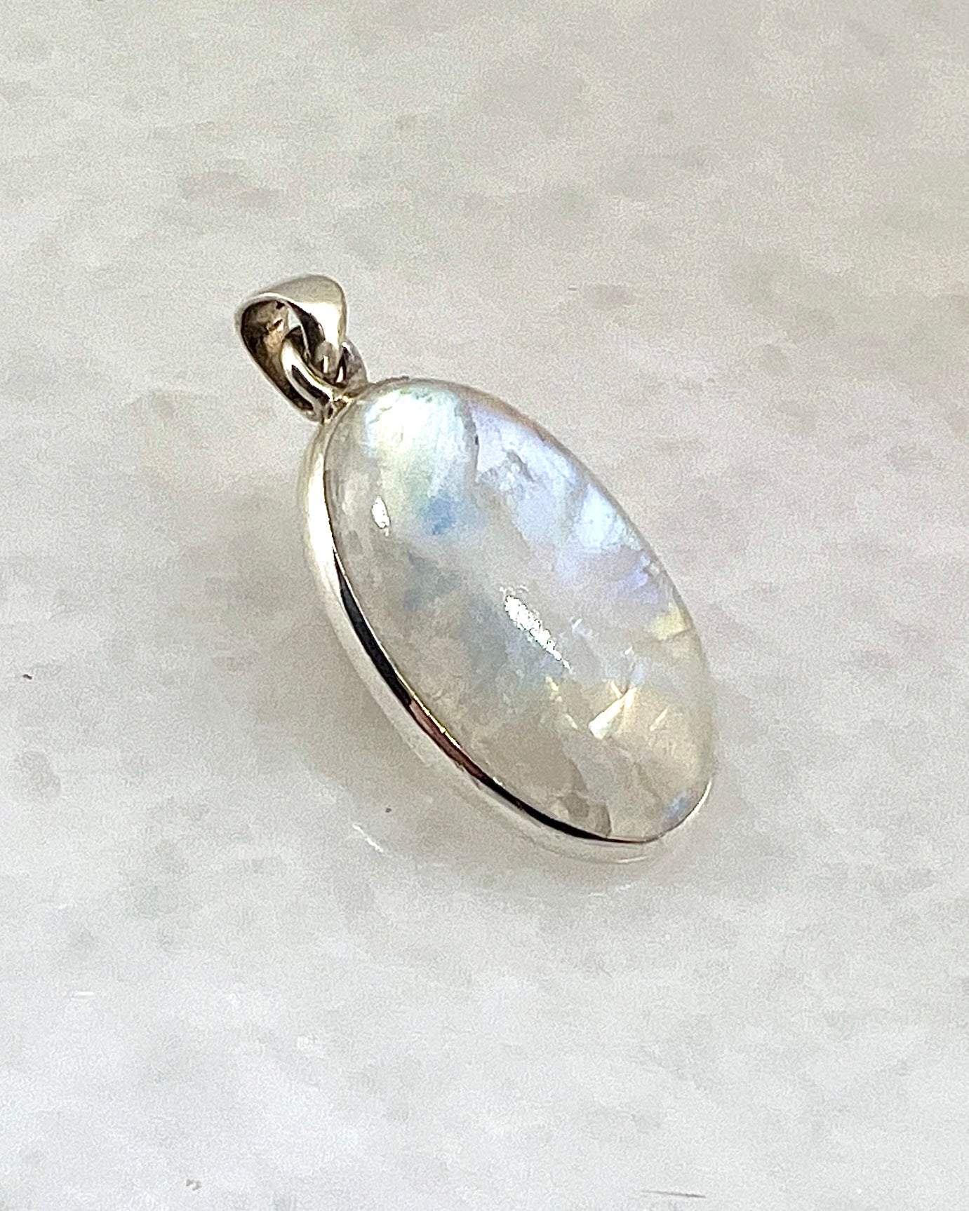Rainbow Moonstone in 0.925 Silver