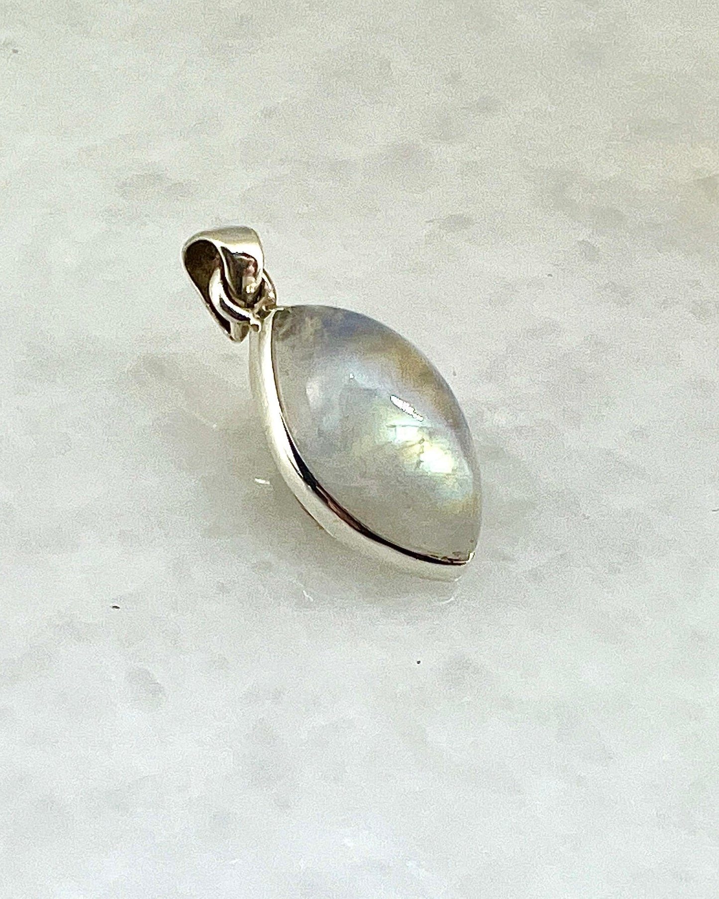 Rainbow Moonstone in 0.925 Silver