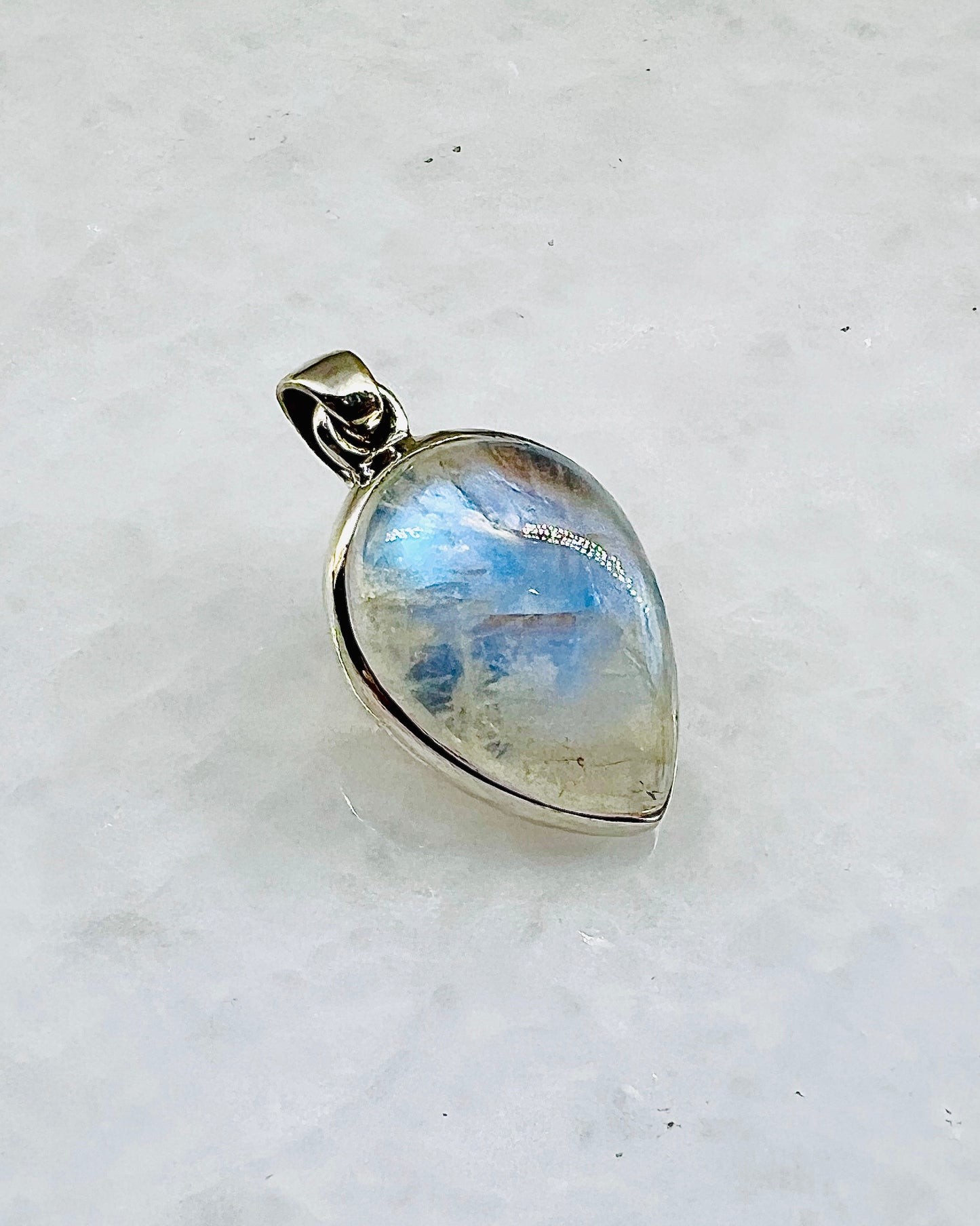 Rainbow Moonstone in 0.925 Silver