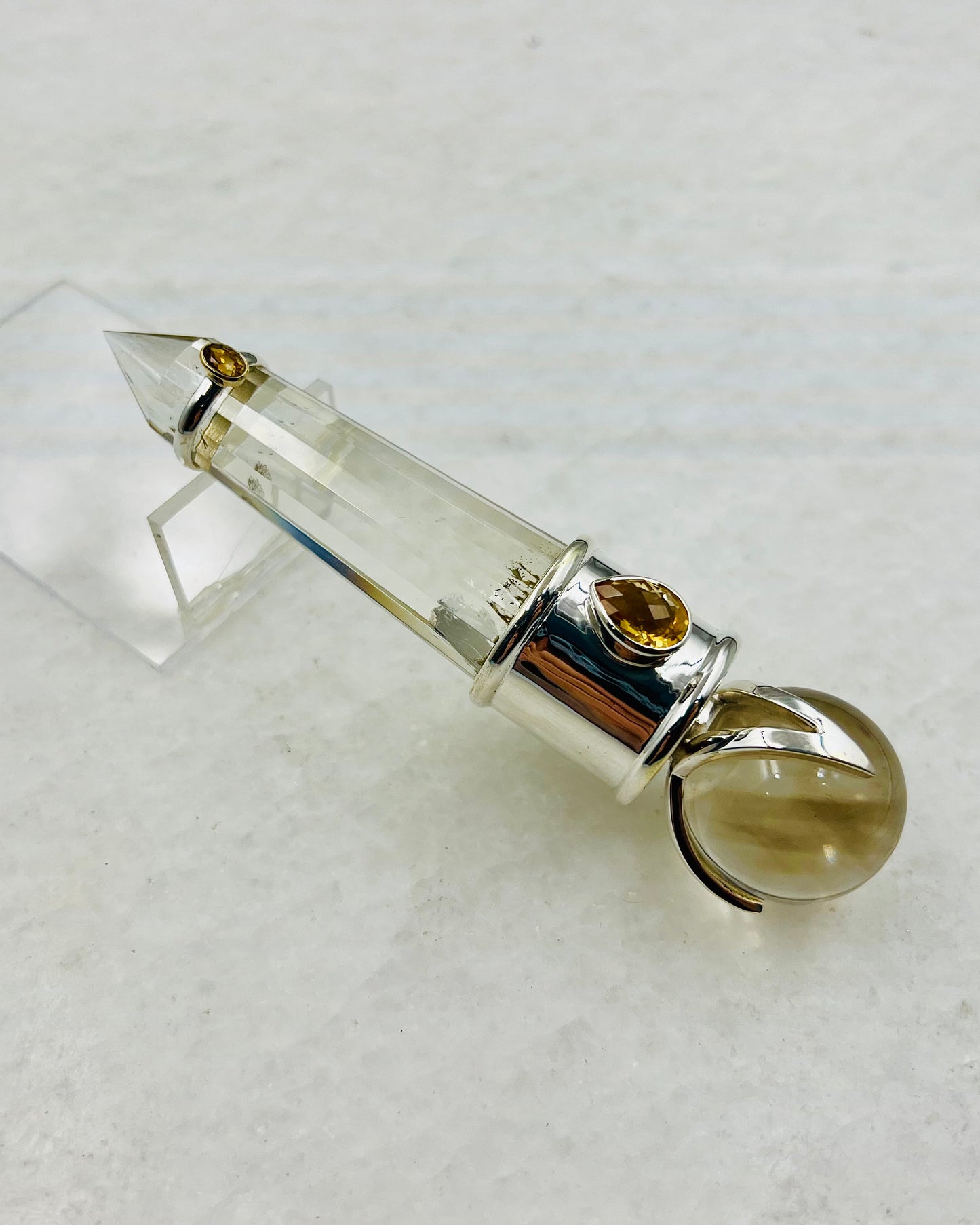 Baguette Vogel en cristal de citrine sertie d'or 18 carats et ornée de 3 sphères en forme de V