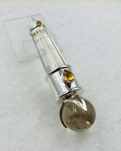 Baguette Vogel en cristal de citrine sertie d'or 18 carats et ornée de 3 sphères en forme de V
