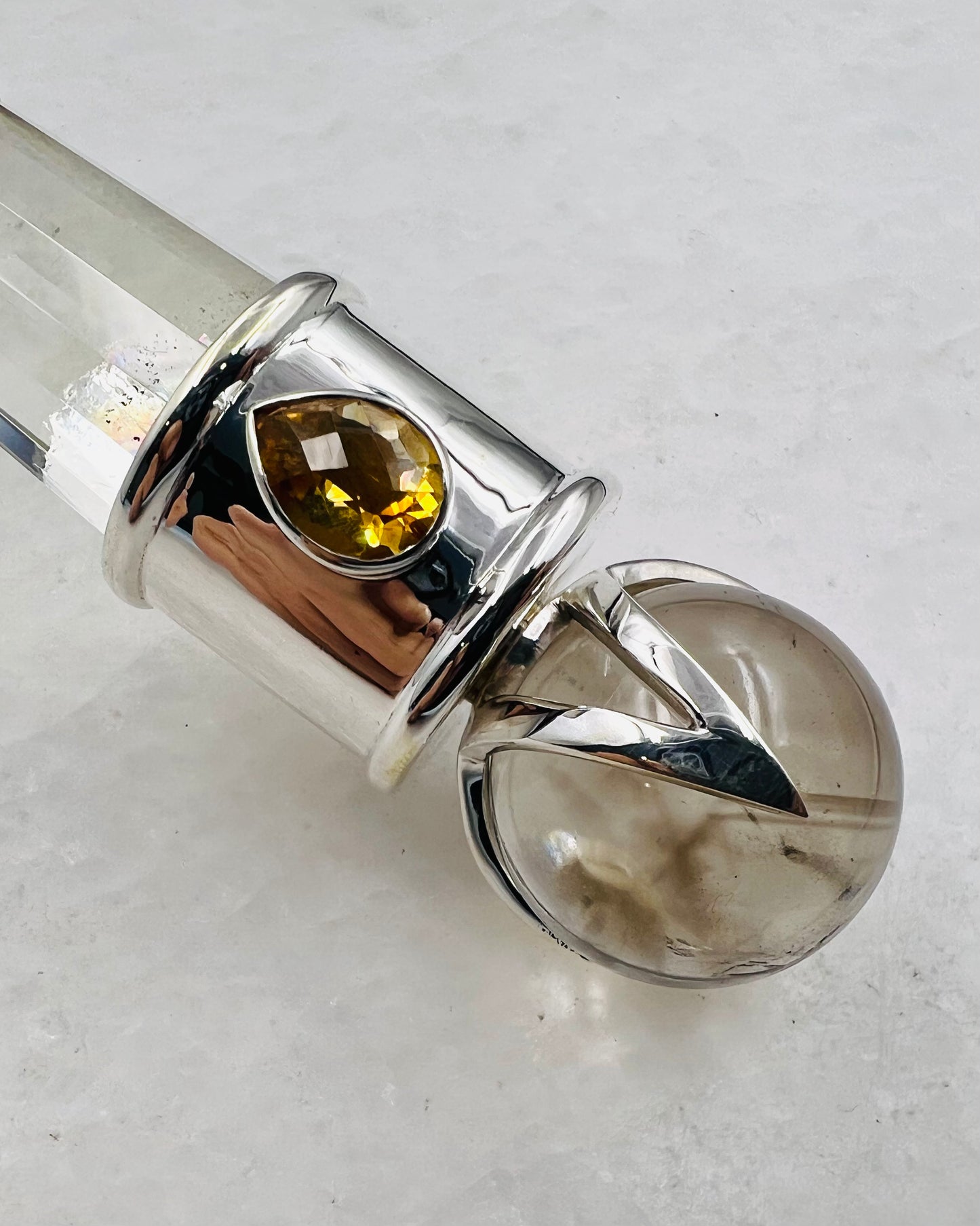 Baguette Vogel en cristal de citrine sertie d'or 18 carats et ornée de 3 sphères en forme de V