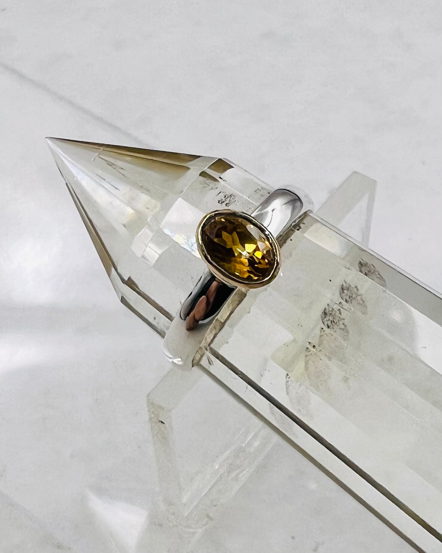 Baguette Vogel en cristal de citrine sertie d'or 18 carats et ornée de 3 sphères en forme de V