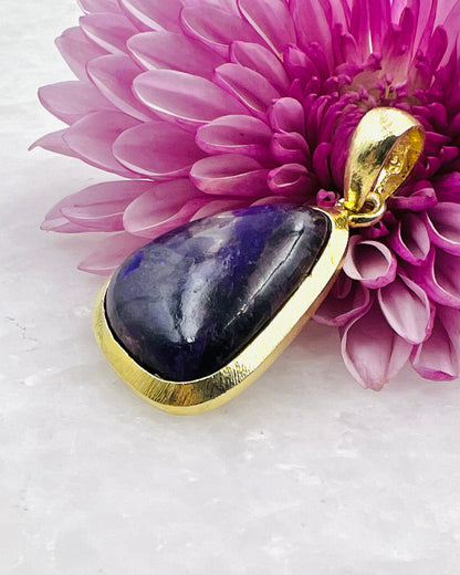 Sugilith in .750 1-1,5 Mikron Goldplattierung über .925 Silber mit Hakenfassung