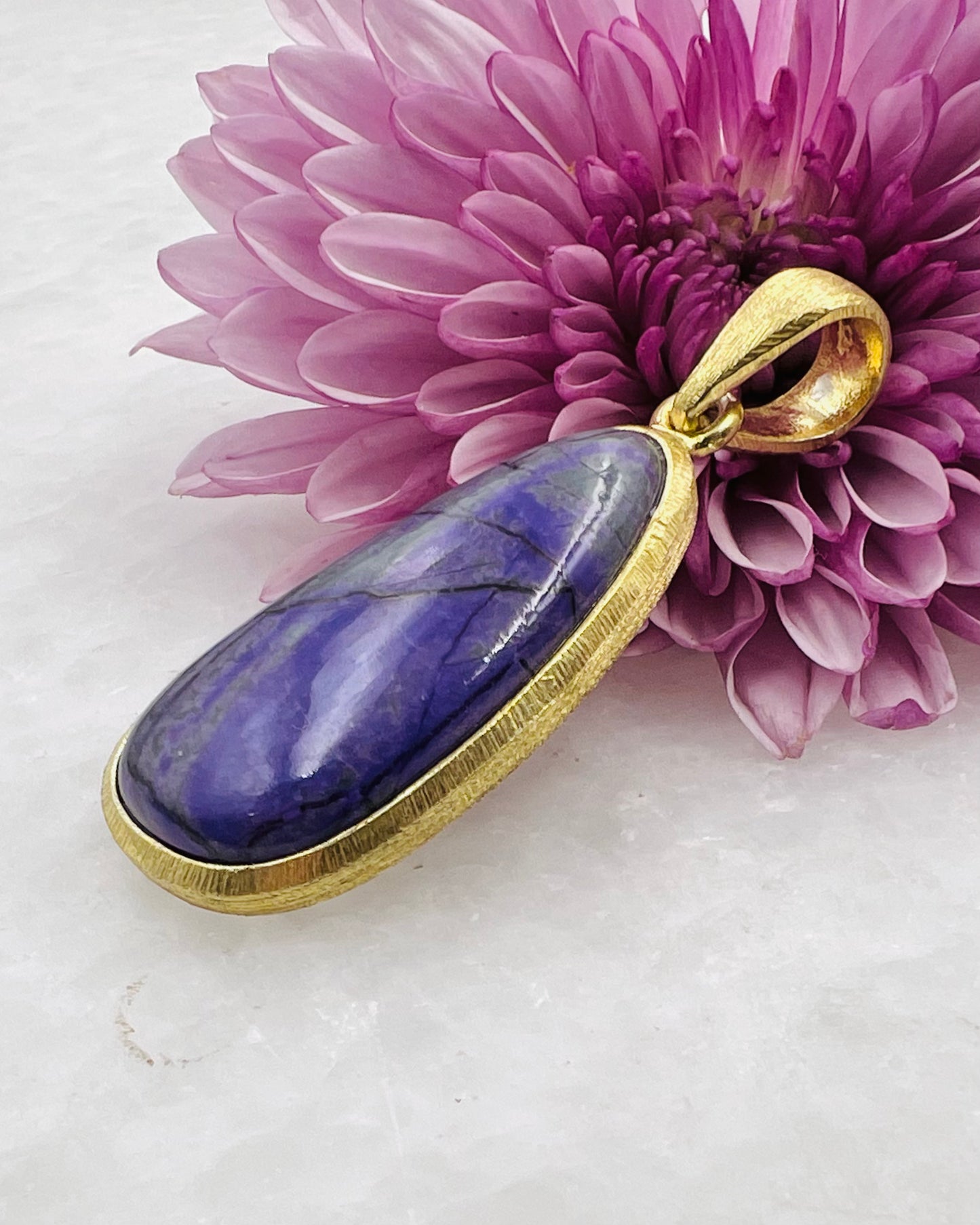 Sugilite en argent 925 plaqué or 1-1,5 micron sur 0,750 avec sertissage à crochet