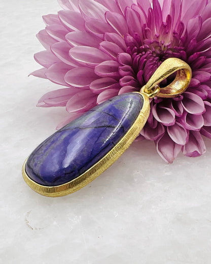 Sugilite en argent 925 plaqué or 1-1,5 micron sur 0,750 avec sertissage à crochet