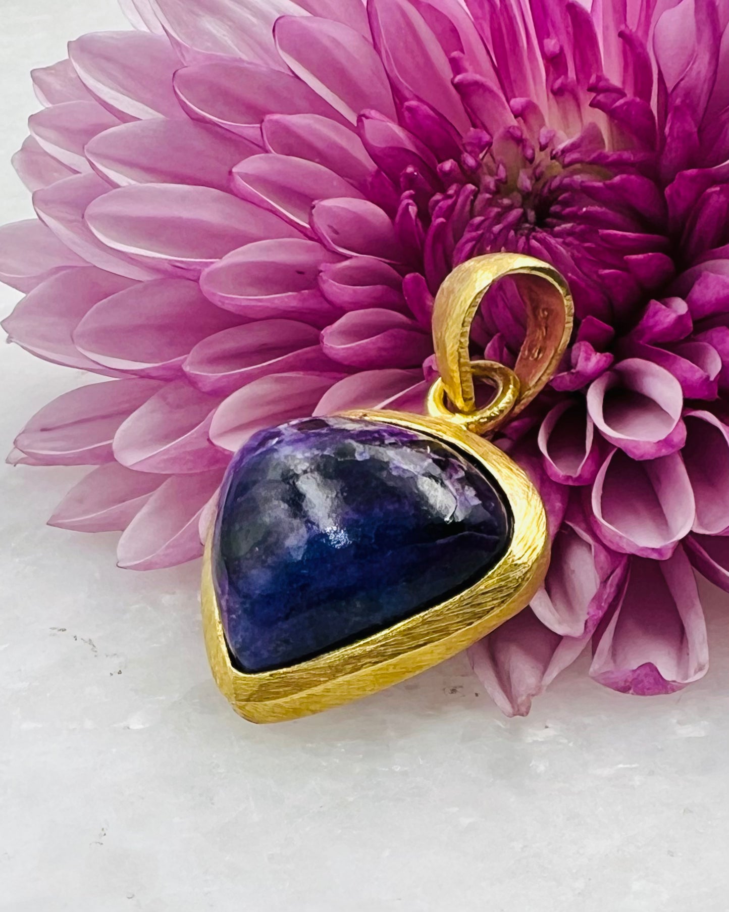 Sugilite en argent 925 plaqué or 1-1,5 micron sur 0,750 avec sertissage à crochet