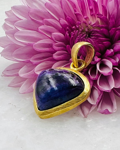 Sugilite en argent 925 plaqué or 1-1,5 micron sur 0,750 avec sertissage à crochet