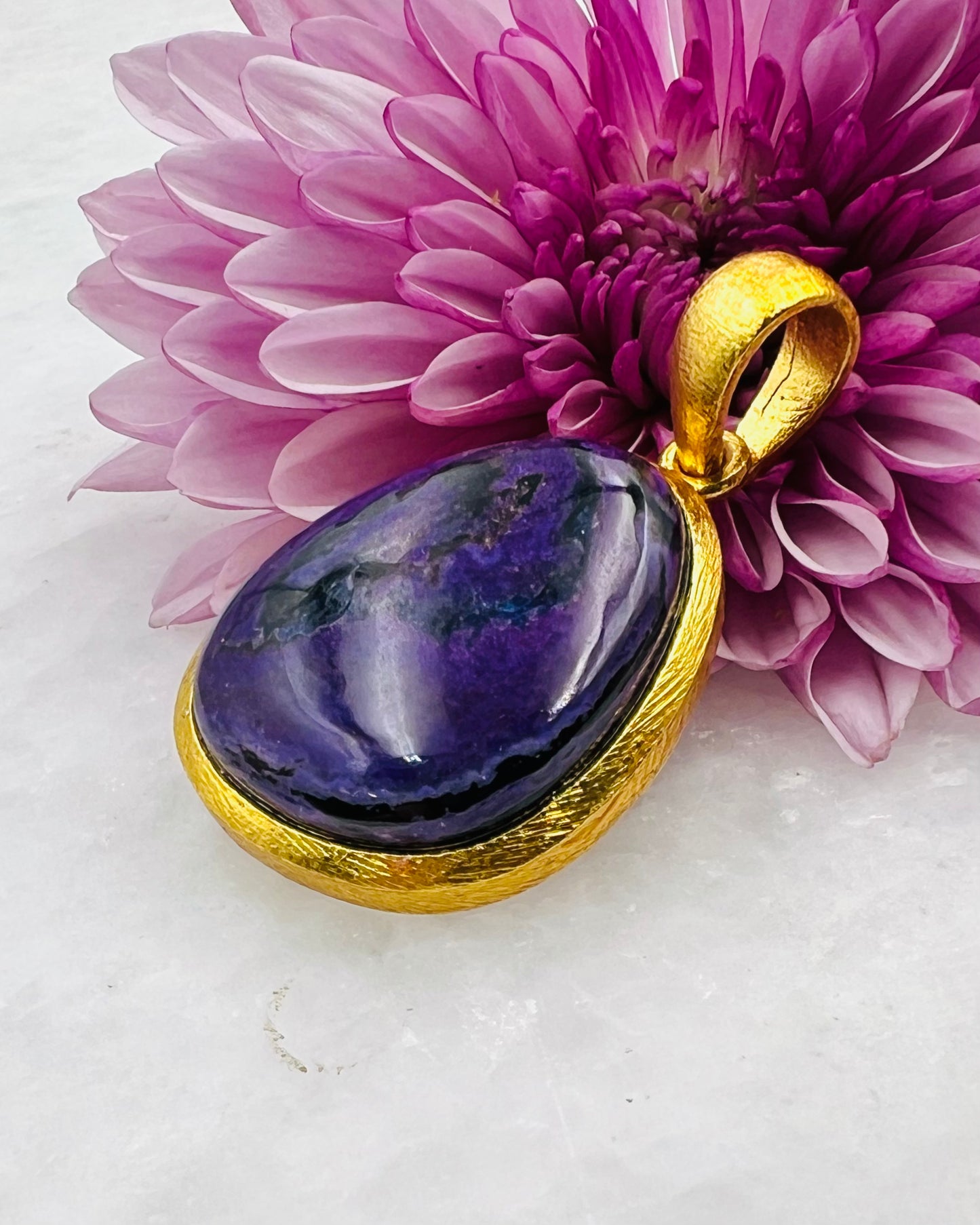 Sugilith in .750 1-1,5 Mikron Goldplattierung über .925 Silber mit Hakenfassung