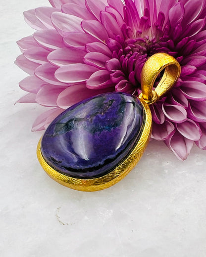 Sugilith in .750 1-1,5 Mikron Goldplattierung über .925 Silber mit Hakenfassung