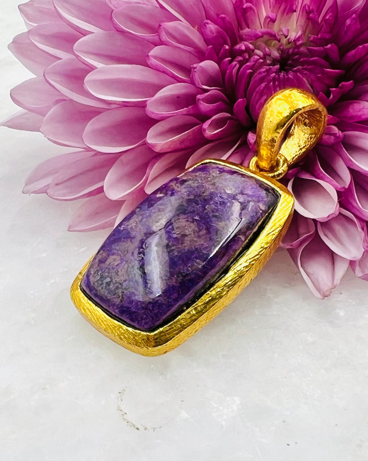 Sugilith in .750 1-1,5 Mikron Goldplattierung über .925 Silber mit Hakenfassung