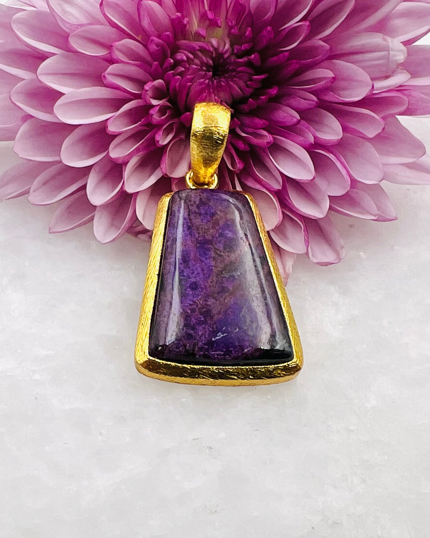 Sugilite en argent 925 plaqué or 1-1,5 micron sur 0,750 avec sertissage à crochet