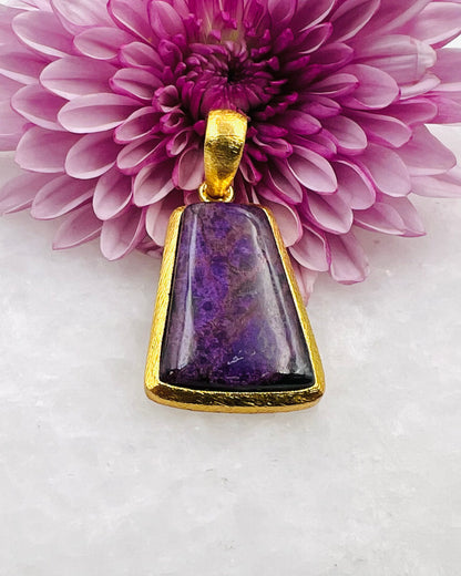 Sugilite en argent 925 plaqué or 1-1,5 micron sur 0,750 avec sertissage à crochet