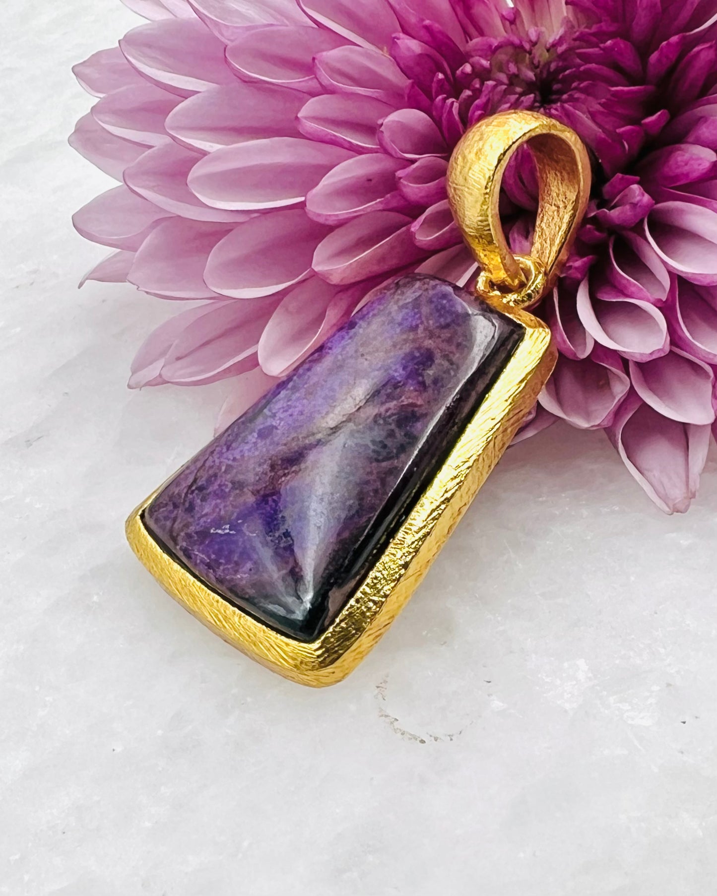 Sugilite en argent 925 plaqué or 1-1,5 micron sur 0,750 avec sertissage à crochet