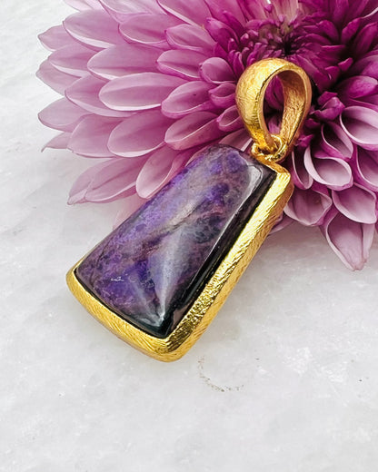 Sugilite en argent 925 plaqué or 1-1,5 micron sur 0,750 avec sertissage à crochet