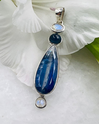 Facetted Nepali Kyanite with a Kyanite Cab & Rainbow Moonstone Facetted and Cabochon as a Combi