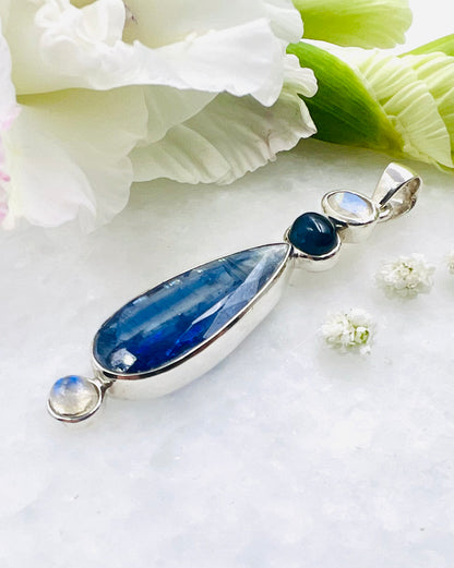 Facetted Nepali Kyanite with a Kyanite Cab & Rainbow Moonstone Facetted and Cabochon as a Combi