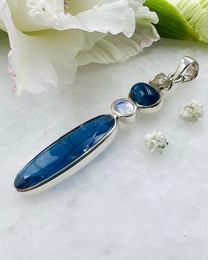 Facetted Nepali Kyanite with a Kyanite Cab, Facetted Rainbow Moonstone and Raw Diamond as a Combi