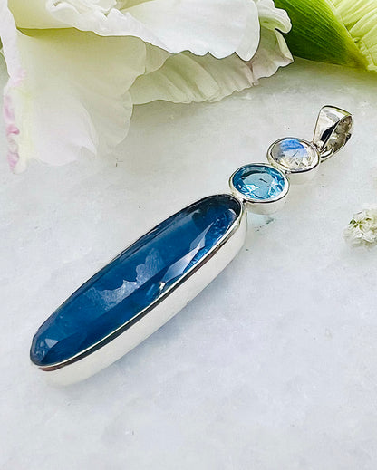 Facetted Nepali Kyanite, Facetted Blue Topaz & Facetted Rainbow Moonstone as a Combi