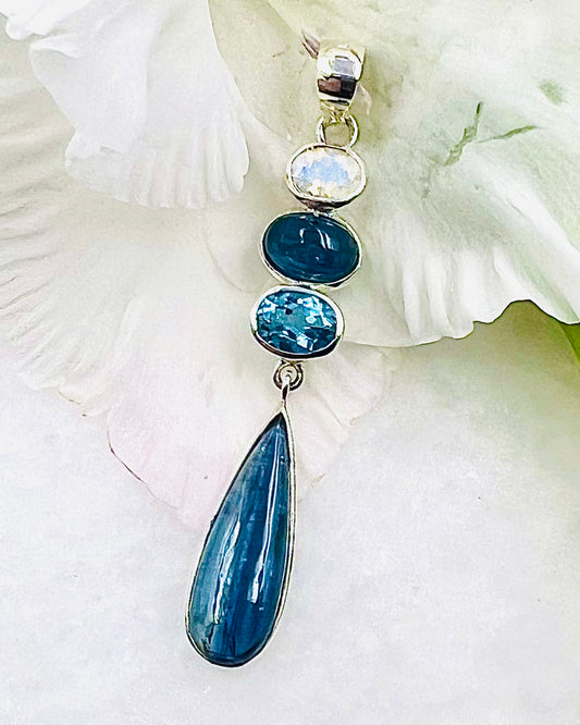 Nepali Kyanite, Facetted Blue Topaz & Facetted Rainbow Moonstone as a Combi