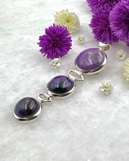 3 runde Sugilit-Cabochons mit runder Öse als Kombination