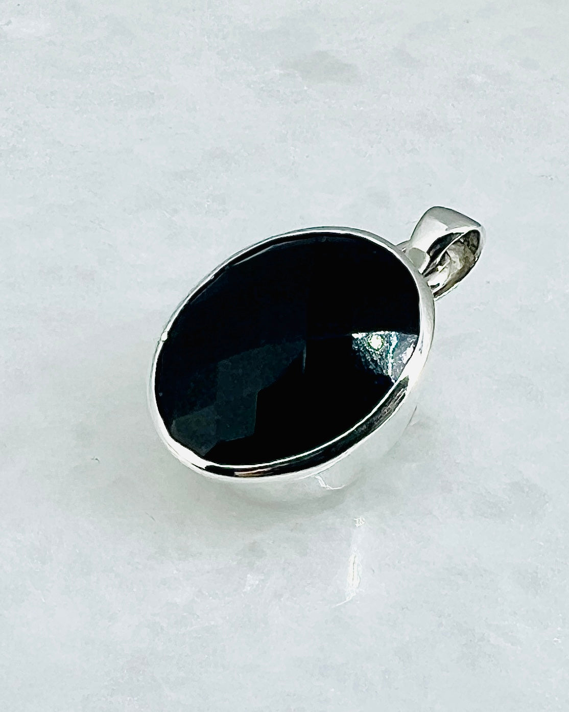 Top Facetted Black Turmaline in .925 Silver Setting
