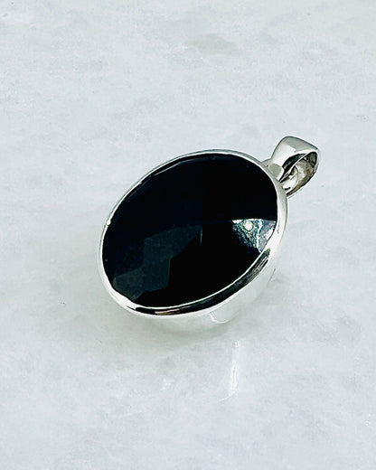Top Facetted Black Turmaline in .925 Silver Setting