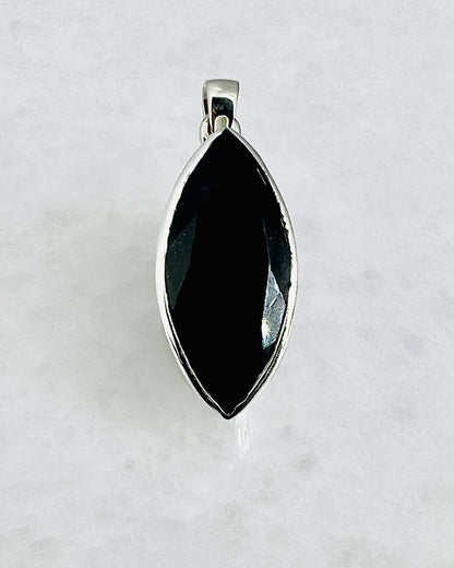 Top Facetted Black Turmaline in .925 Silver Setting