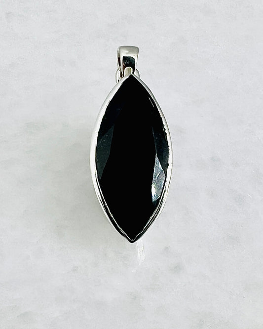 Top Facetted Black Turmaline in .925 Silver Setting