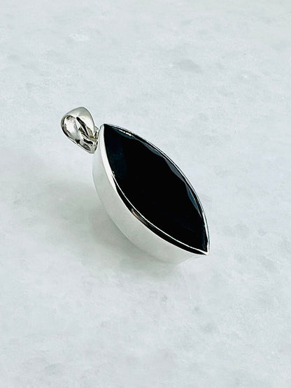 Top Facetted Black Turmaline in .925 Silver Setting