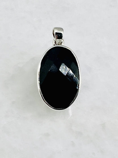 Top Facetted Black Turmaline in .925 Silver Setting