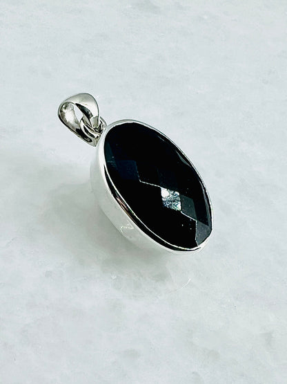 Top Facetted Black Turmaline in .925 Silver Setting