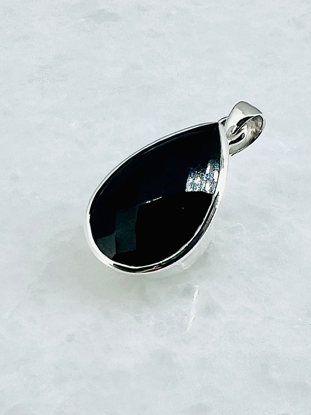 Top Facetted Black Turmaline in .925 Silver Setting