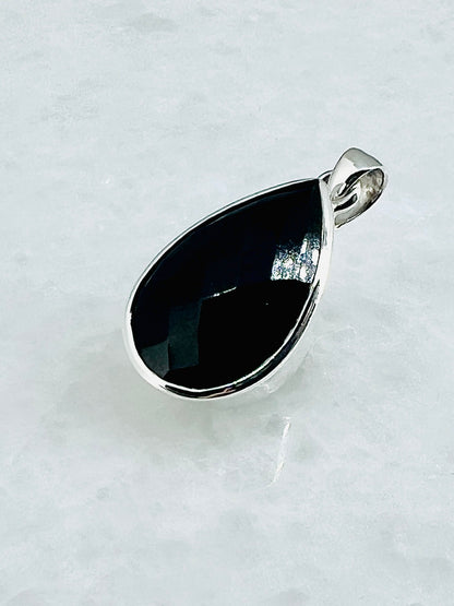 Top Facetted Black Turmaline in .925 Silver Setting