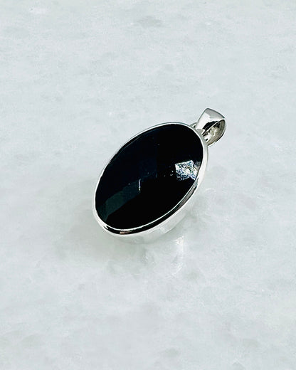 Top Facetted Black Turmaline in .925 Silver Setting