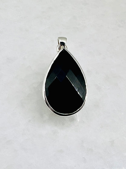 Top Facetted Black Turmaline in .925 Silver Setting
