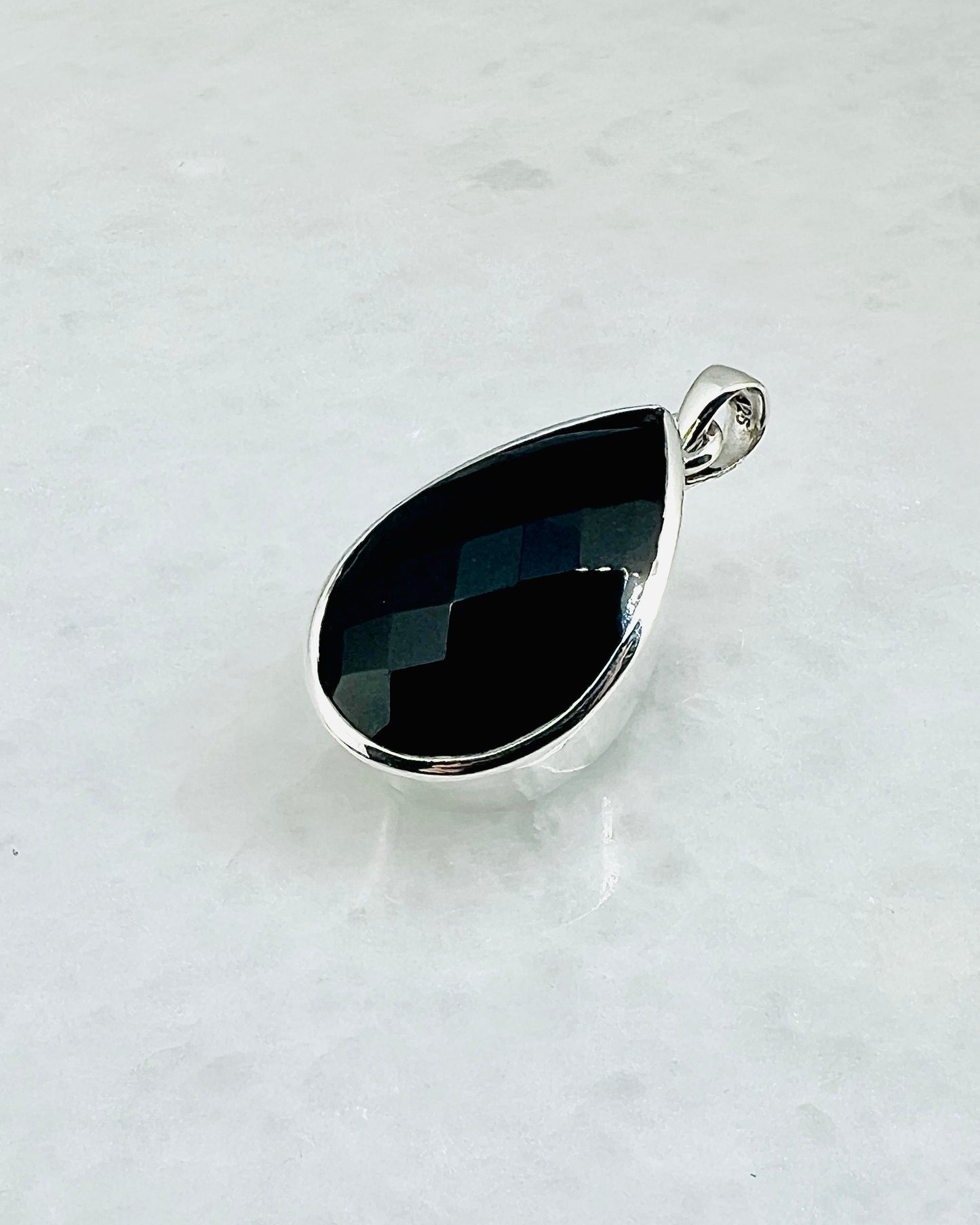 Top Facetted Black Turmaline in .925 Silver Setting