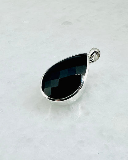 Top Facetted Black Turmaline in .925 Silver Setting