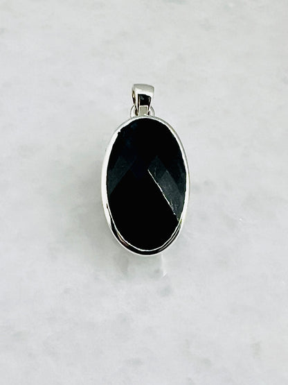 Top Facetted Black Turmaline in .925 Silver Setting