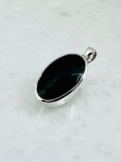 Top Facetted Black Turmaline in .925 Silver Setting