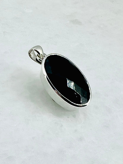 Top Facetted Black Turmaline in .925 Silver Setting